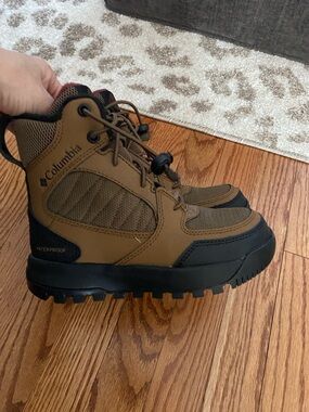 Boys Columbia boots sz 1